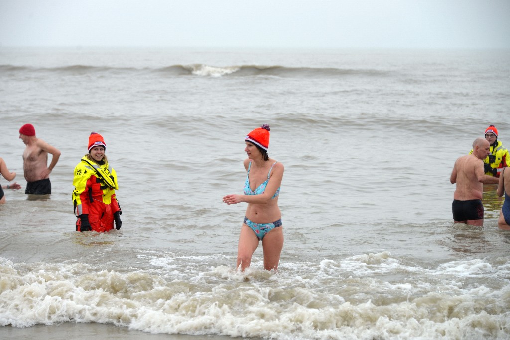 ../Images/Nieuwjaarsduik Noordwijk 2020 127.jpg